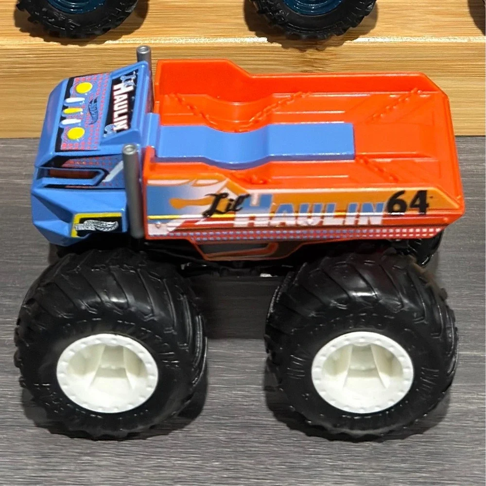 Hot Wheels Monster Jam Truck Lot 17 Grave Digger Bigfoot Megalodon Max-D 1:64